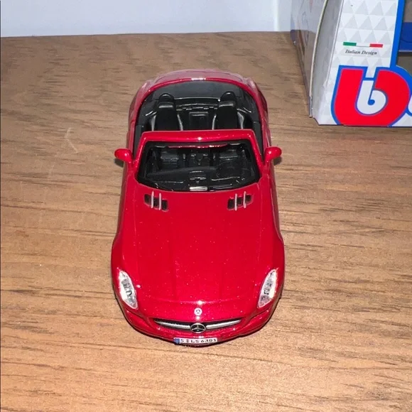 Bburago Street Fire 1/43 Red Mercedes Convertible Die-Cast Toy Car - Picture 5 of 13